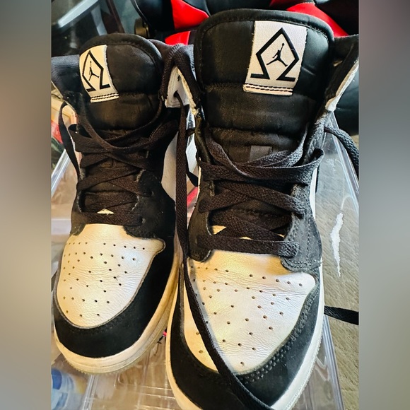 Air Jordan 1 glow in the dark soles with shiny front and back and soft cloth. - Picture 8 of 8